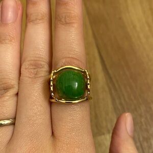 Gold and round green centerpiece ring size 7 leaf decal on sides